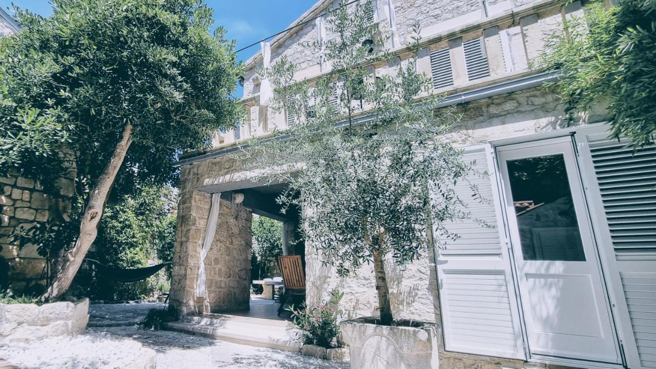 Rector'S Villa - Charming Retreat In Old Town With Jacuzzi In Private Courtyard Rab Town Ngoại thất bức ảnh